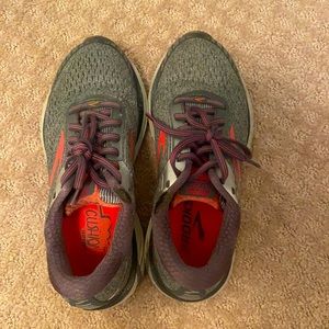 brooks running shoes